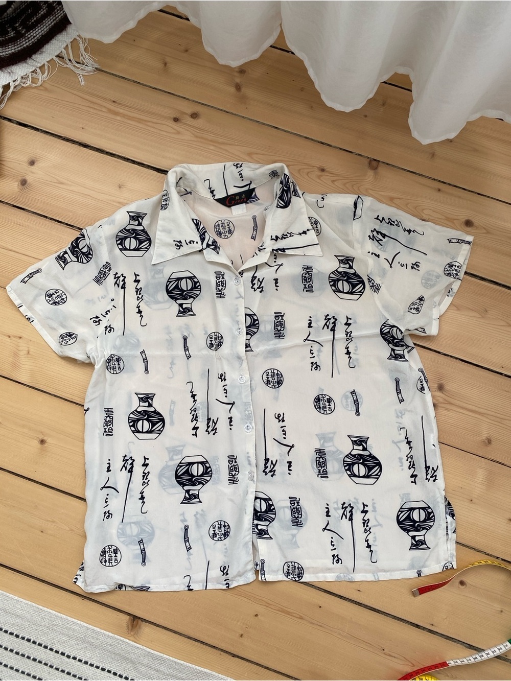 Vintage - White Silk Short Sleeve Button-Up Shirt with Novelty Print